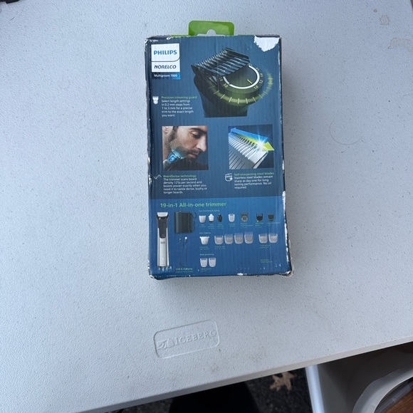 Philips Norelco Multigroom 7000 - Black and Silver - Picture 2 of 5